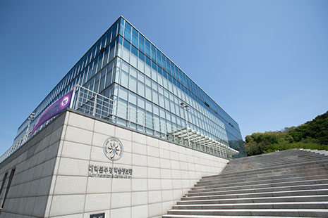 대학본부 겸 학술정보관